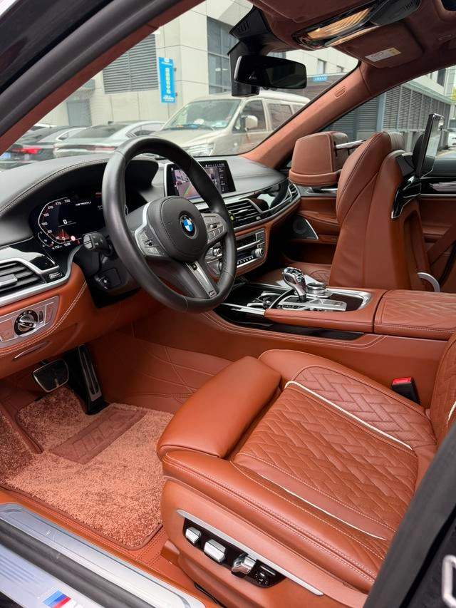 BMW 7 Series 2021 740Li xDrive Administrative M Sports suit exterior photo 4