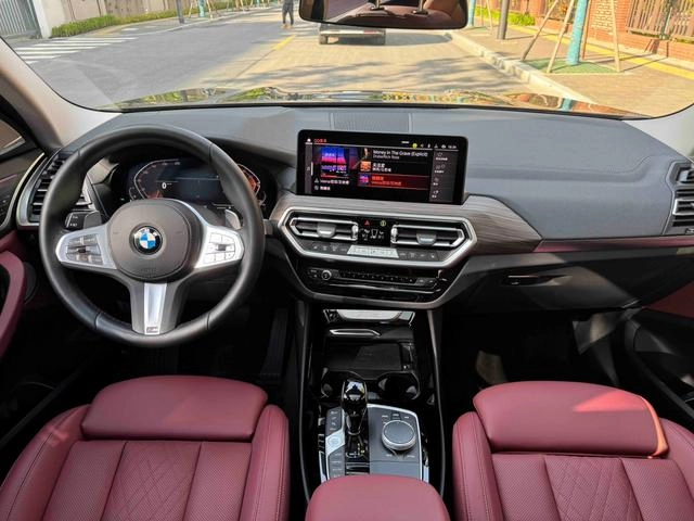 BMW X3 2022 xDrive30i Leading Type M Obsidian Night Suit interior photo 13