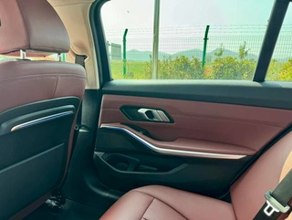 BMW 3 Series 2022 325Li M Conjunto deportivo interior foto 10
