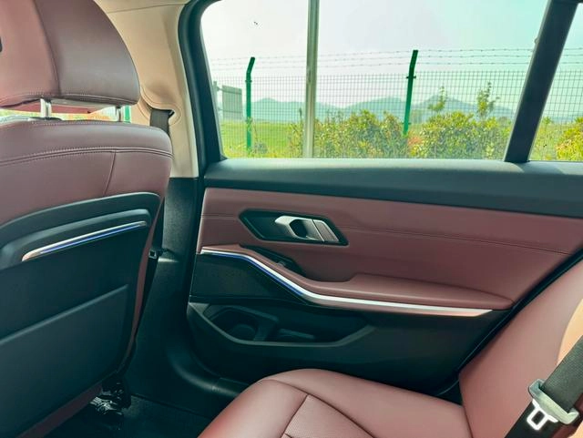 BMW 3 Series 2022 325Li M Conjunto deportivo interior foto 10