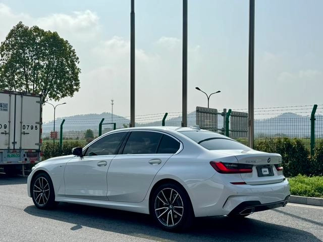 BMW 3 Series 2022 325Li M Conjunto deportivo interior foto 12