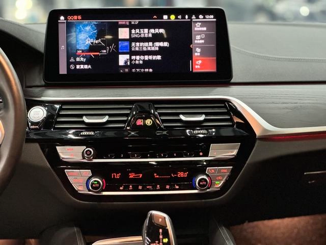 BMW 5 Series 2023 530Li Leading Type Luxury Set interior photo 10