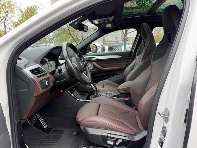 BMW X2 2022 xDrive25i Obsidian Night Edition interior photo 11