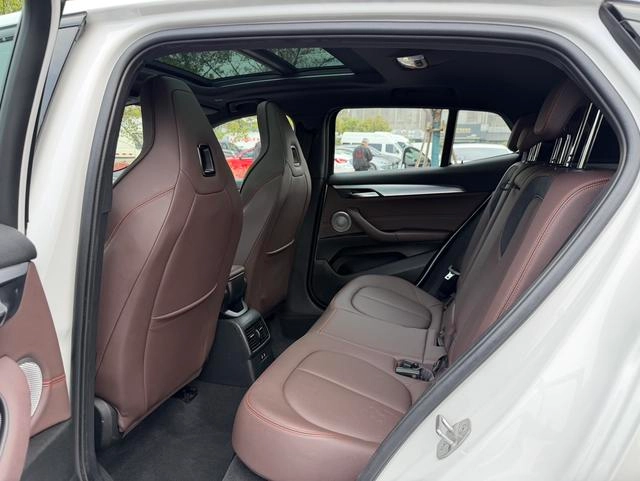 BMW X2 2022 xDrive25i Obsidian Night Edition interior photo 12