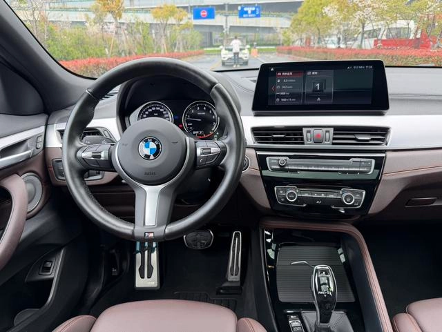 BMW X2 2022 xDrive25i Obsidian Night Edition interior photo 15