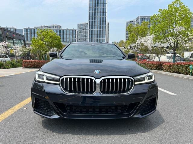 BMW 5 Series 2023 530Li Leading Type M Sports suit exterior photo 2