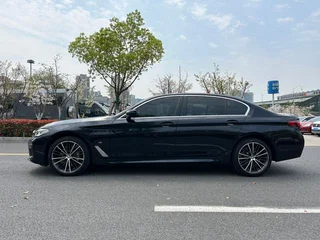 BMW 5 Series 2023 530Li Leading Type M Sports suit exterior photo 3