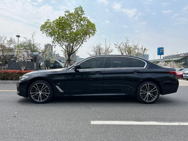 BMW 5 Series 2023 530Li Leading Type M Sports suit exterior photo 3