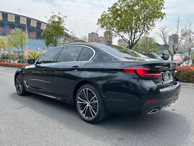 BMW 5 Series 2023 530Li Leading Type M Sports suit exterior photo 4