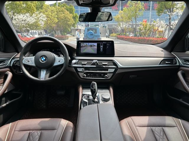 BMW 5 Series 2023 530Li Leading Type M Sports suit interior photo 9