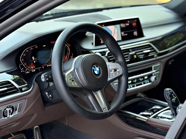 BMW 7 Series 2021 740Li Leading Type M Sports suit exterior photo 4