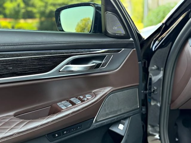 BMW 7 Series 2021 740Li Leading Type M Sports suit exterior photo 6