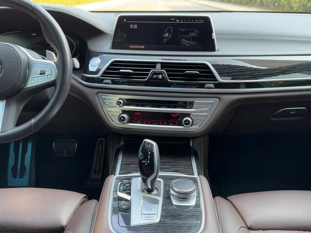 BMW 7 Series 2021 730Li M Sports suit exterior photo 5