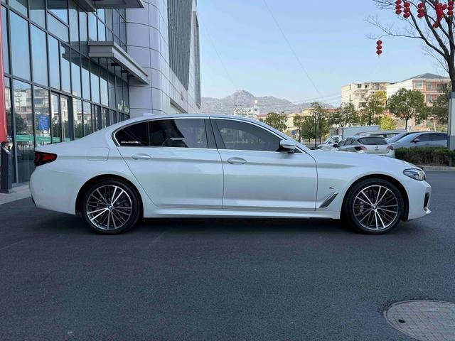 BMW 5 Series 2022 Restyling 530Li Leading Type M Sports suit exterior photo 9