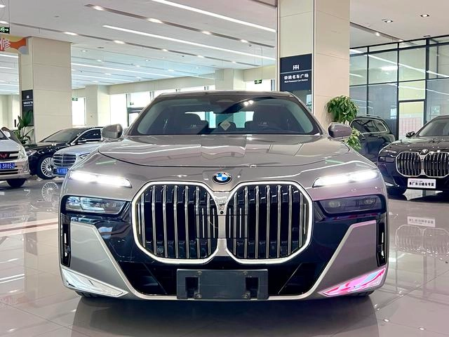 BMW 7 Series 2023 740Li Лидирующий M Спортивный костюм экстерьер фото 2