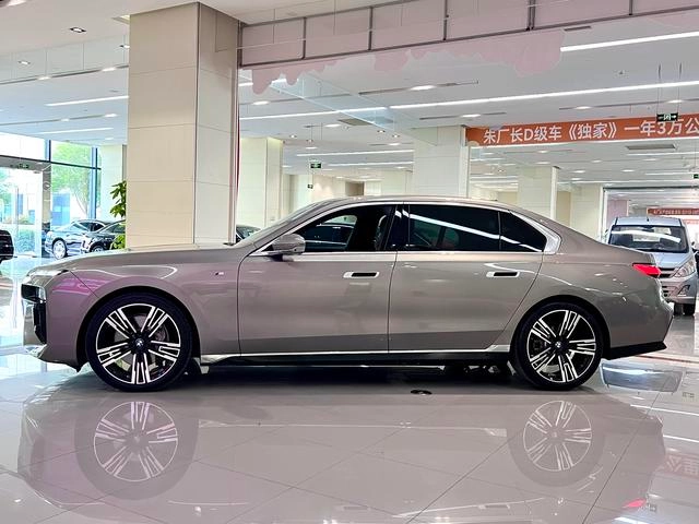 BMW 7 Series 2023 740Li Лидирующий M Спортивный костюм экстерьер фото 3