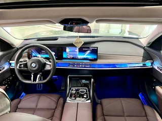 BMW 7 Series 2023 740Li Лидирующий M Спортивный костюм интерьер фото 6