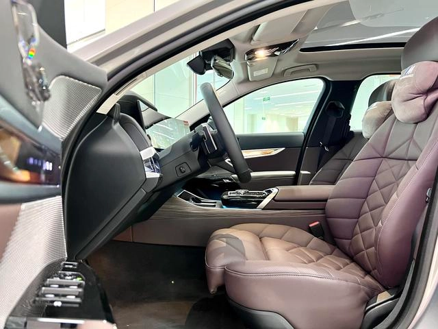 BMW 7 Series 2023 740Li Лидирующий M Спортивный костюм интерьер фото 7