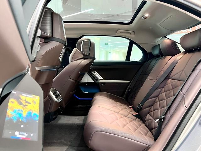 BMW 7 Series 2023 740Li Лидирующий M Спортивный костюм интерьер фото 8