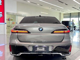 BMW 7 Series 2023 740Li Лидирующий M Спортивный костюм интерьер фото 9