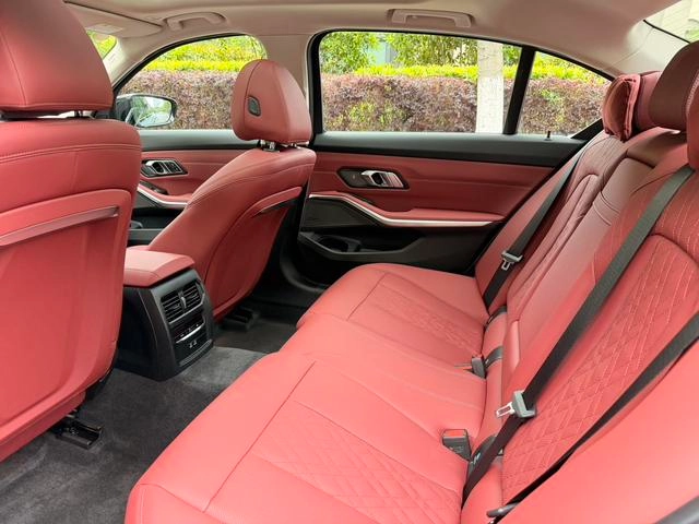 BMW 3 Series 2025 330i M Traje nocturno deportivo Yao interior foto 6