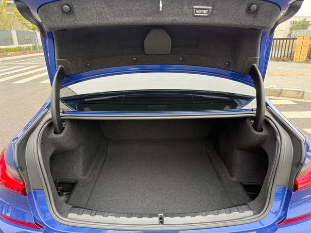 BMW 3 Series 2022 330Li xDrive M Set de nuit de sport intérieur photo 16