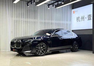 BMW 7 Series 2023 735Li M Ensemble de sport