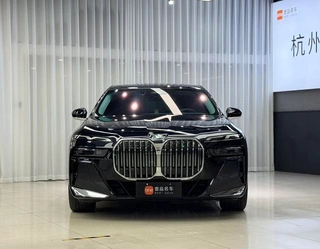 BMW 7 Series 2023 735Li M Sports suit exterior photo 2