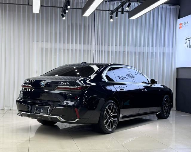 BMW 7 Series 2023 735Li M Sports suit exterior photo 3