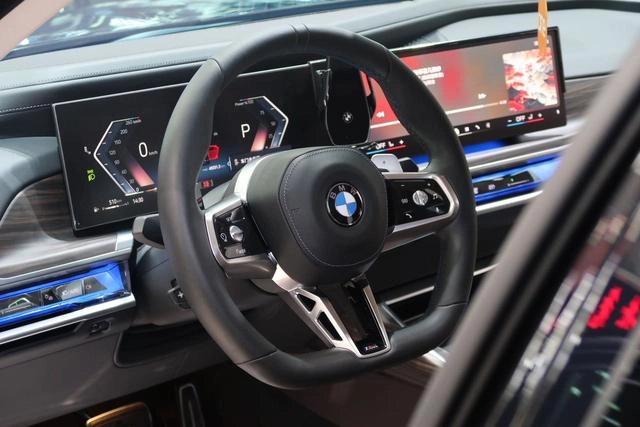 BMW 7 Series 2023 735Li M Sports suit exterior photo 6