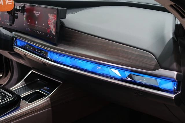 BMW 7 Series 2023 735Li M Sports suit interior photo 11