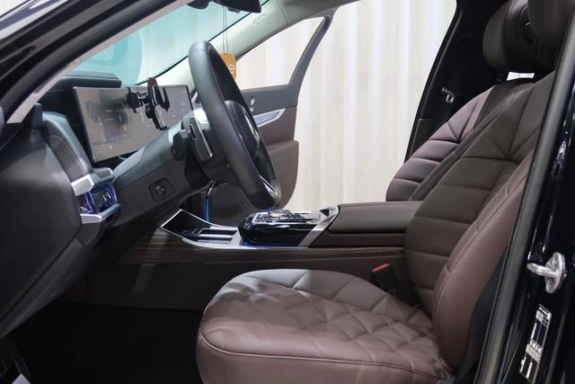 BMW 7 Series 2023 735Li M Sports suit interior photo 14