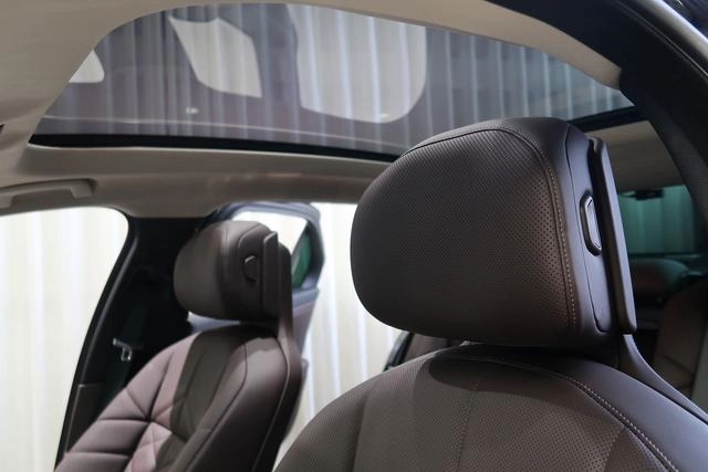 BMW 7 Series 2023 735Li M Sports suit interior photo 15
