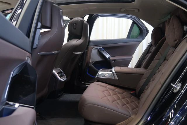 BMW 7 Series 2023 735Li M Sports suit interior photo 17