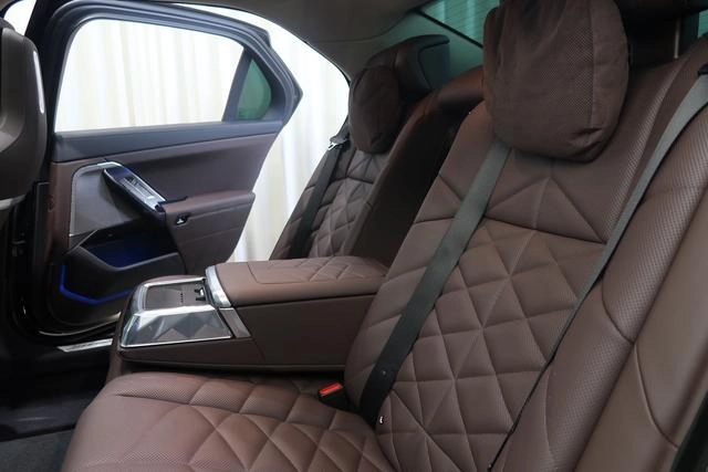 BMW 7 Series 2023 735Li M Sports suit interior photo 19
