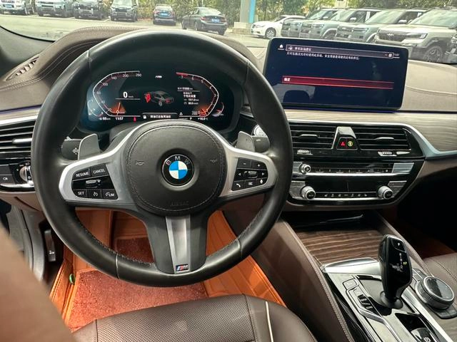 BMW 5 Series 2022 530Li Leading Type M Sports suit exterior photo 6