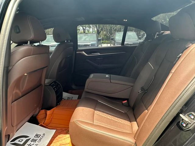 BMW 5 Series 2022 530Li Leading Type M Sports suit exterior photo 8