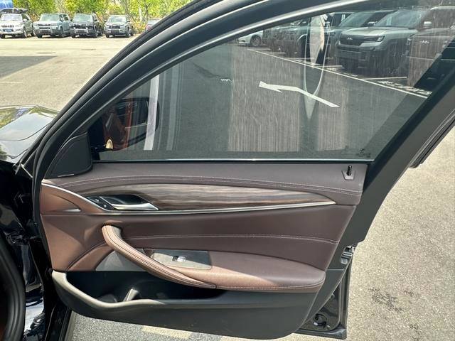 BMW 5 Series 2022 530Li Leading Type M Sports suit exterior photo 9