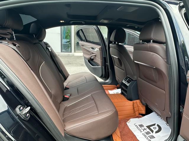 BMW 5 Series 2022 530Li Leading Type M Sports suit interior photo 15