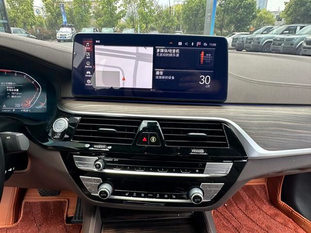 BMW 5 Series 2022 530Li Leading Type M Sports suit interior photo 16