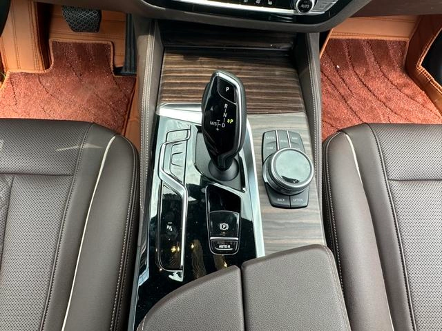 BMW 5 Series 2022 530Li Leading Type M Sports suit interior photo 17