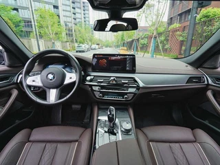 BMW 5 Series 2023 Mise à jour 530Li Type de luxe M Ensemble de sport intérieur photo 9