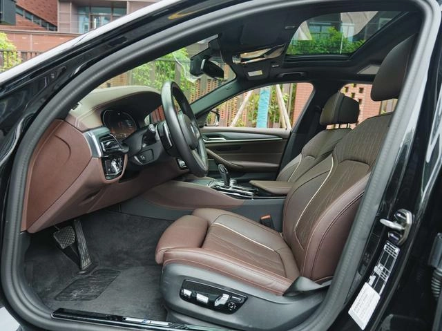 BMW 5 Series 2023 Mise à jour 530Li Type de luxe M Ensemble de sport intérieur photo 10