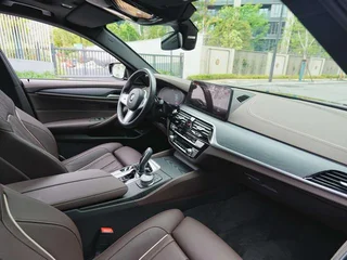 BMW 5 Series 2023 Mise à jour 530Li Type de luxe M Ensemble de sport intérieur photo 12