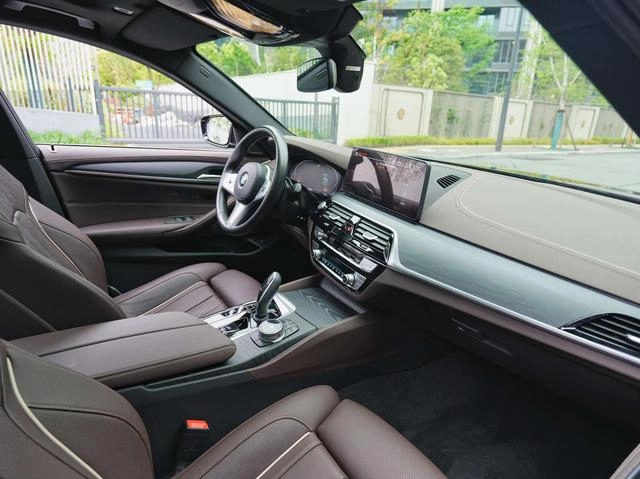 BMW 5 Series 2023 Mise à jour 530Li Type de luxe M Ensemble de sport intérieur photo 12