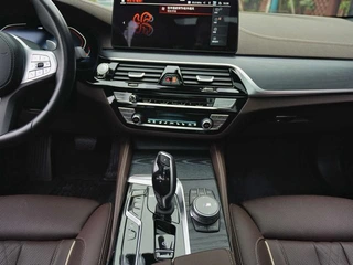 BMW 5 Series 2023 Mise à jour 530Li Type de luxe M Ensemble de sport intérieur photo 13