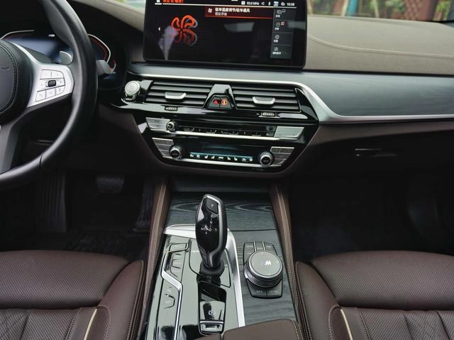 BMW 5 Series 2023 Mise à jour 530Li Type de luxe M Ensemble de sport intérieur photo 13