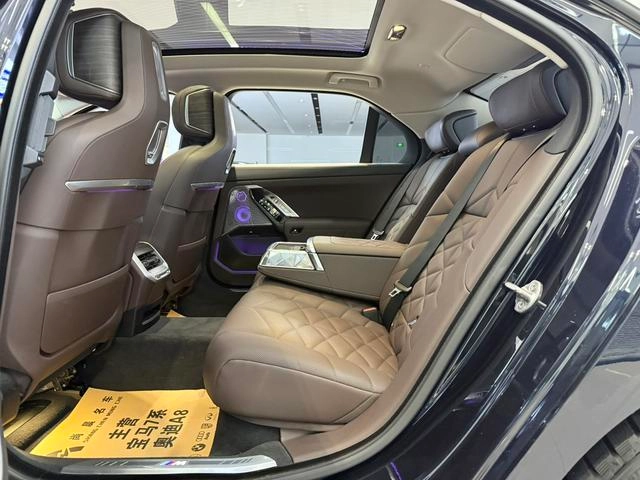 BMW 7 Series 2023 740Li Leader M Ensemble de sport intérieur photo 12