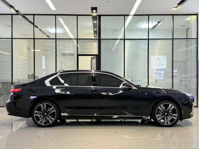 BMW 7 Series 2023 740Li Leader M Ensemble de sport intérieur photo 17