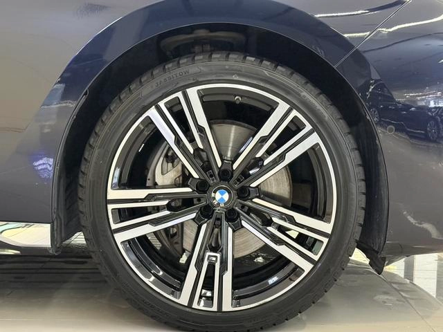 BMW 7 Series 2023 740Li Leader M Ensemble de sport intérieur photo 18